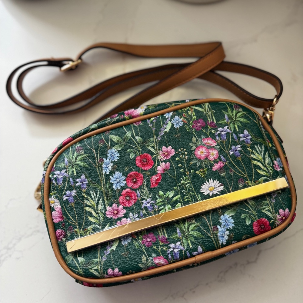 NWOT IMAN Global Chic Floral Print
Crossbody Bag Green